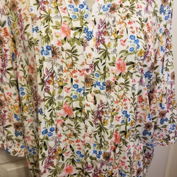 NWOT  Beautiful Floral Pin Pleated Blouse - Picture 2 of 11